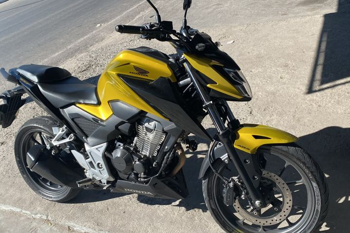 Honda CB Twister amarela