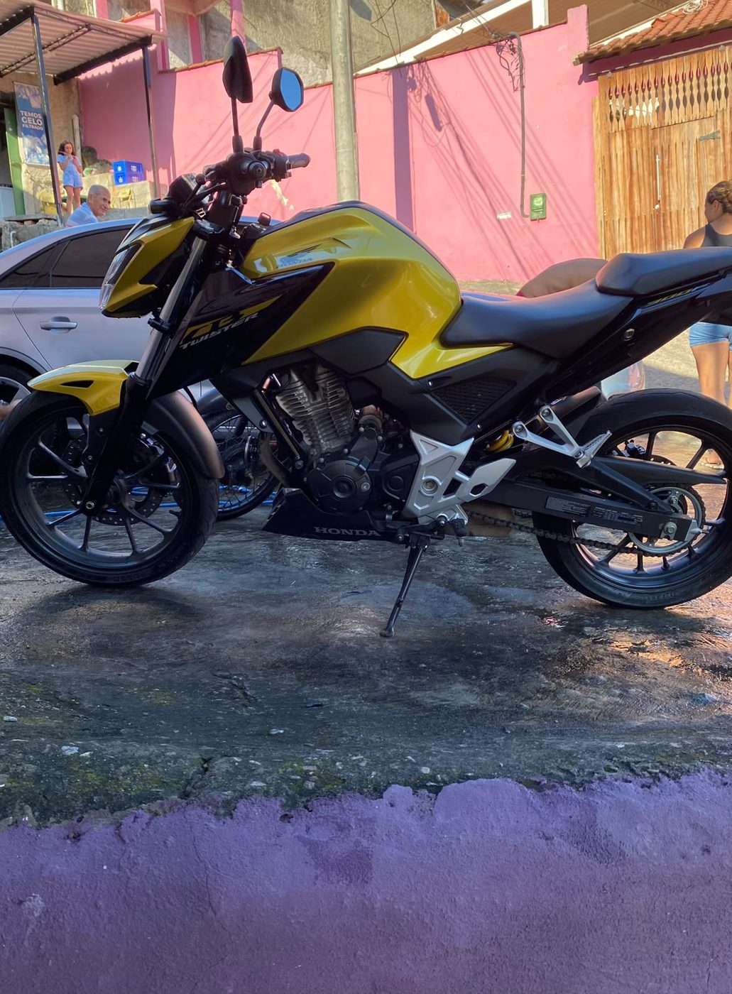 Honda CB Twister amarela, foto 6