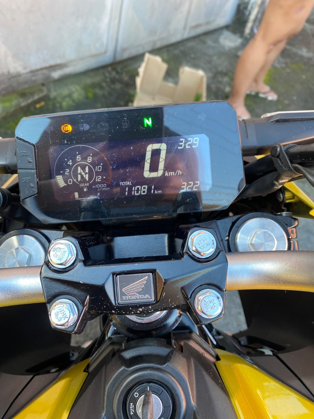 Honda CB Twister amarela, foto 8