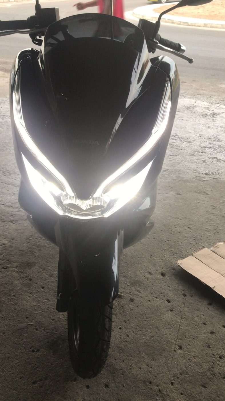 Honda PCX preta, foto 2